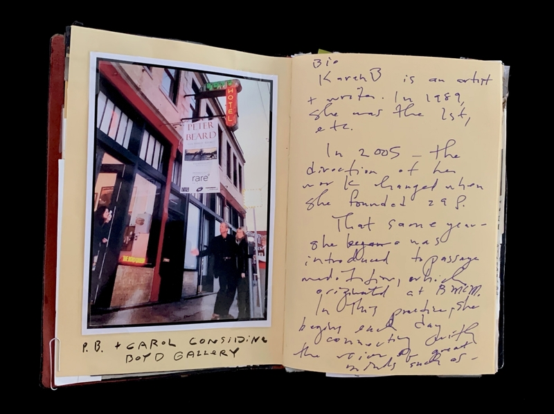 A handwritten note and photograph of two individuals standing in front of a gallery.