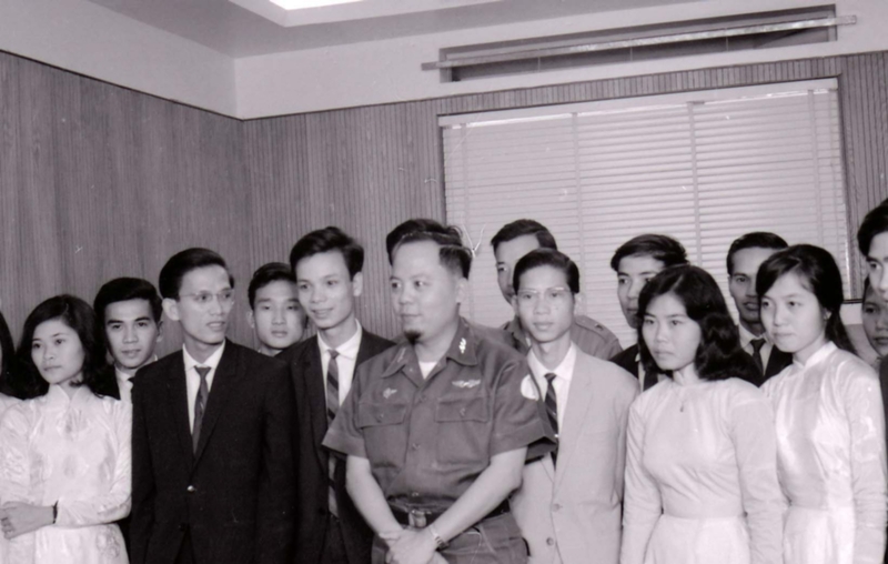 Nguyá»…n KhÃ¡nh at a formal meeting.