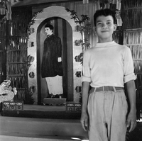 Original title "Cao Lanh - XON + MAAG ", portait of a young man and a statue of an older man behind him, appear to be in a library ?
