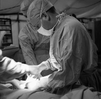 Some American doctors operate on patient.